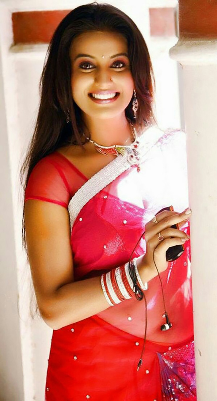 Hot babe in pink transparent saree