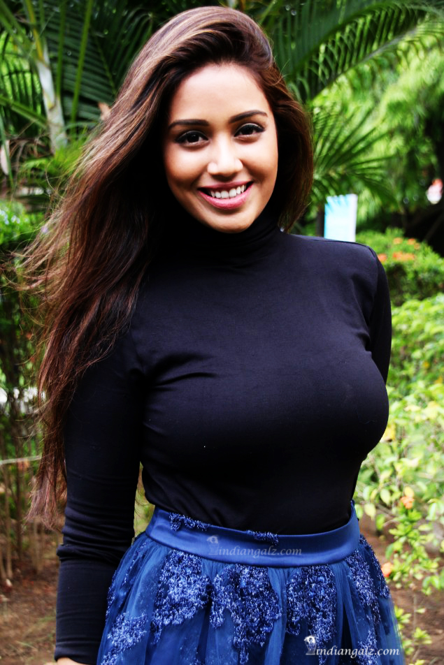 Nivetha Pethuraj – Hot show in tight dress