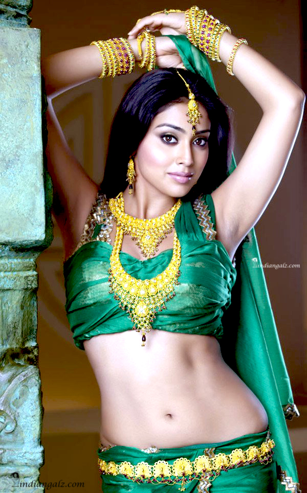 Shriya Saran – Hot navel show