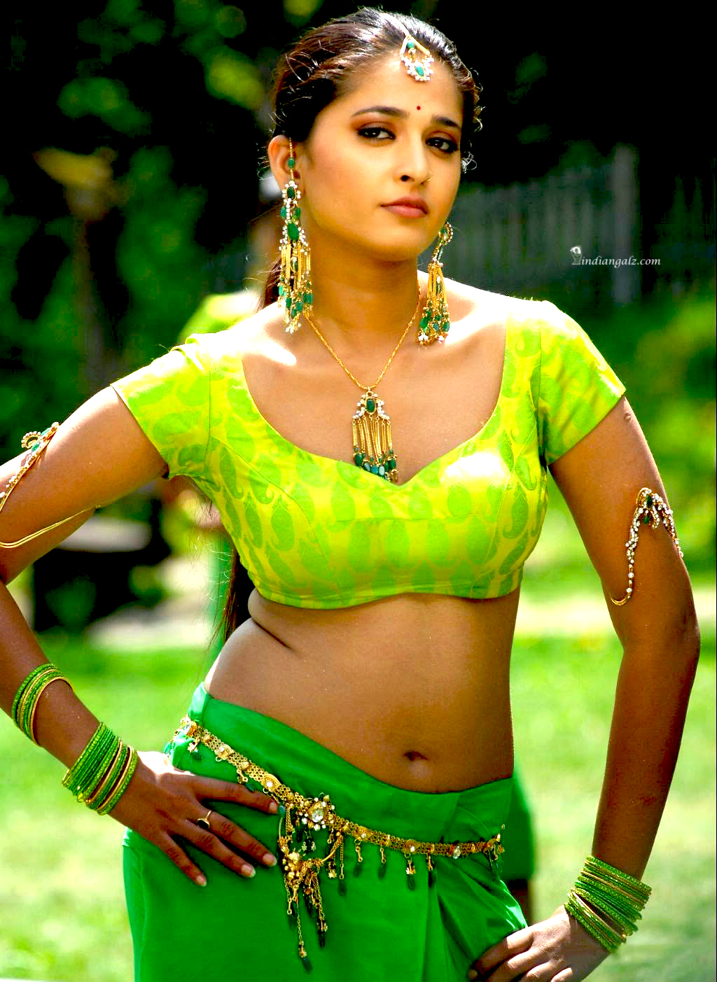 Anushka Shetty – Hot Navel Show