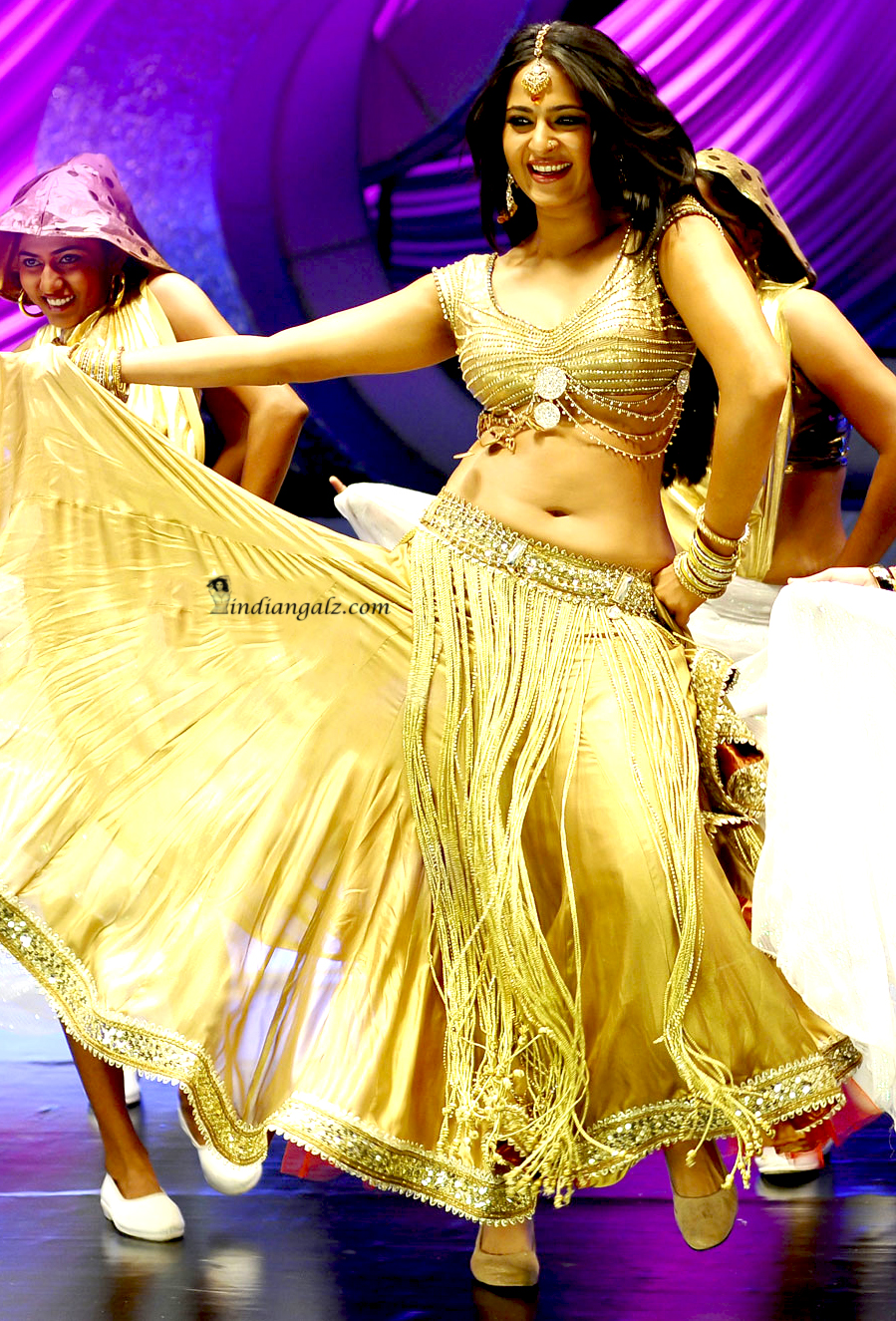 Anushka Shetty – hot navel show in Gold