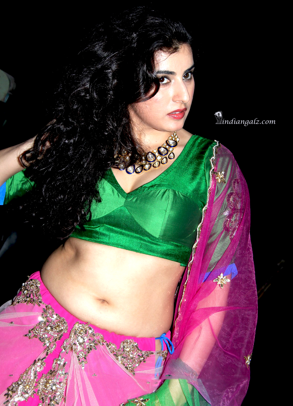 Archana Veda – Hot navel show in saree!