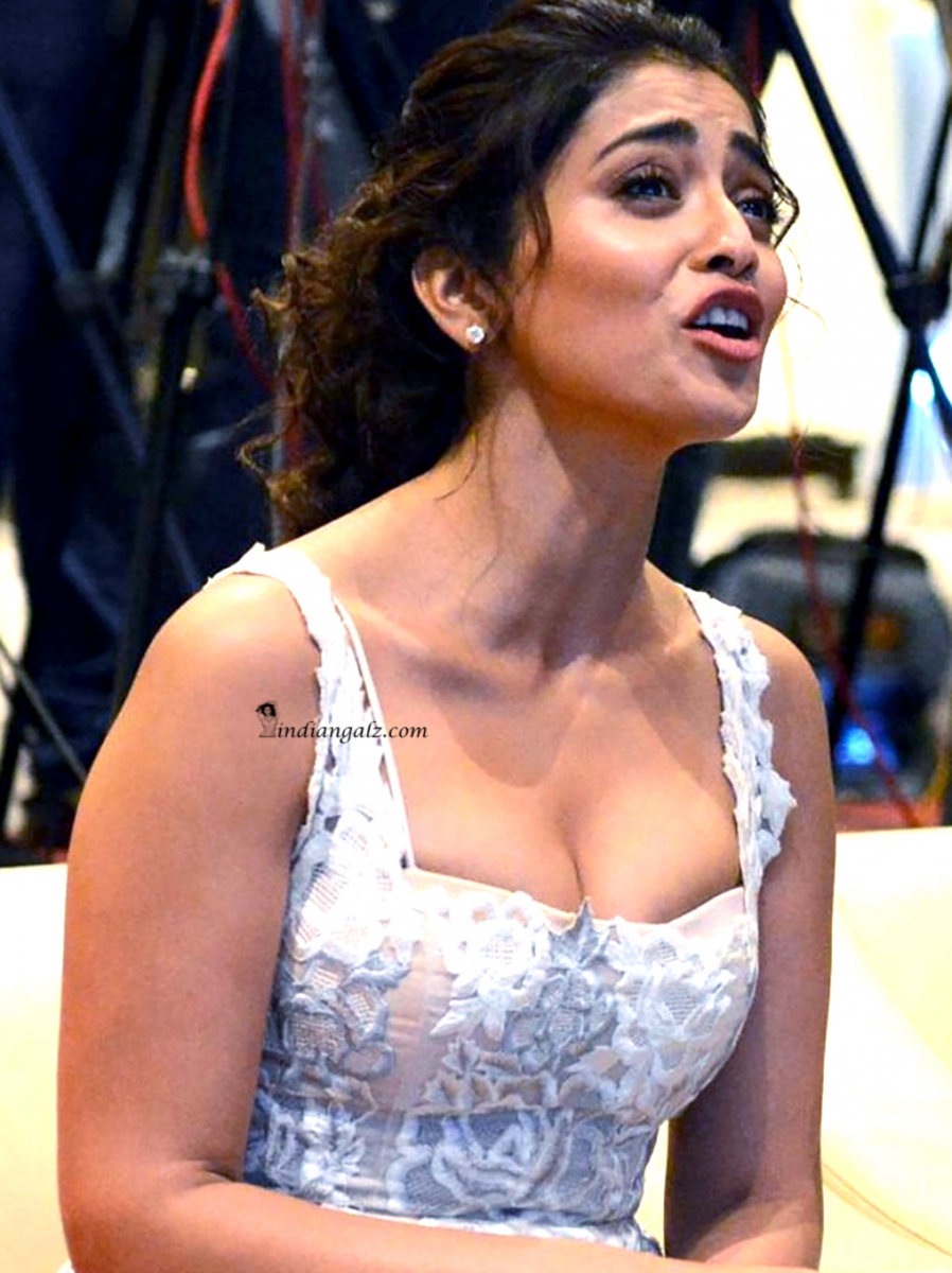 shriya saran boobs cleavage sexy 10